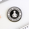 ЗНАЧОК МЕТАЛЛИЧЕСКИЙ САМИ ЧИТАЙТЕ НОВОСТИ 5,6СМ 